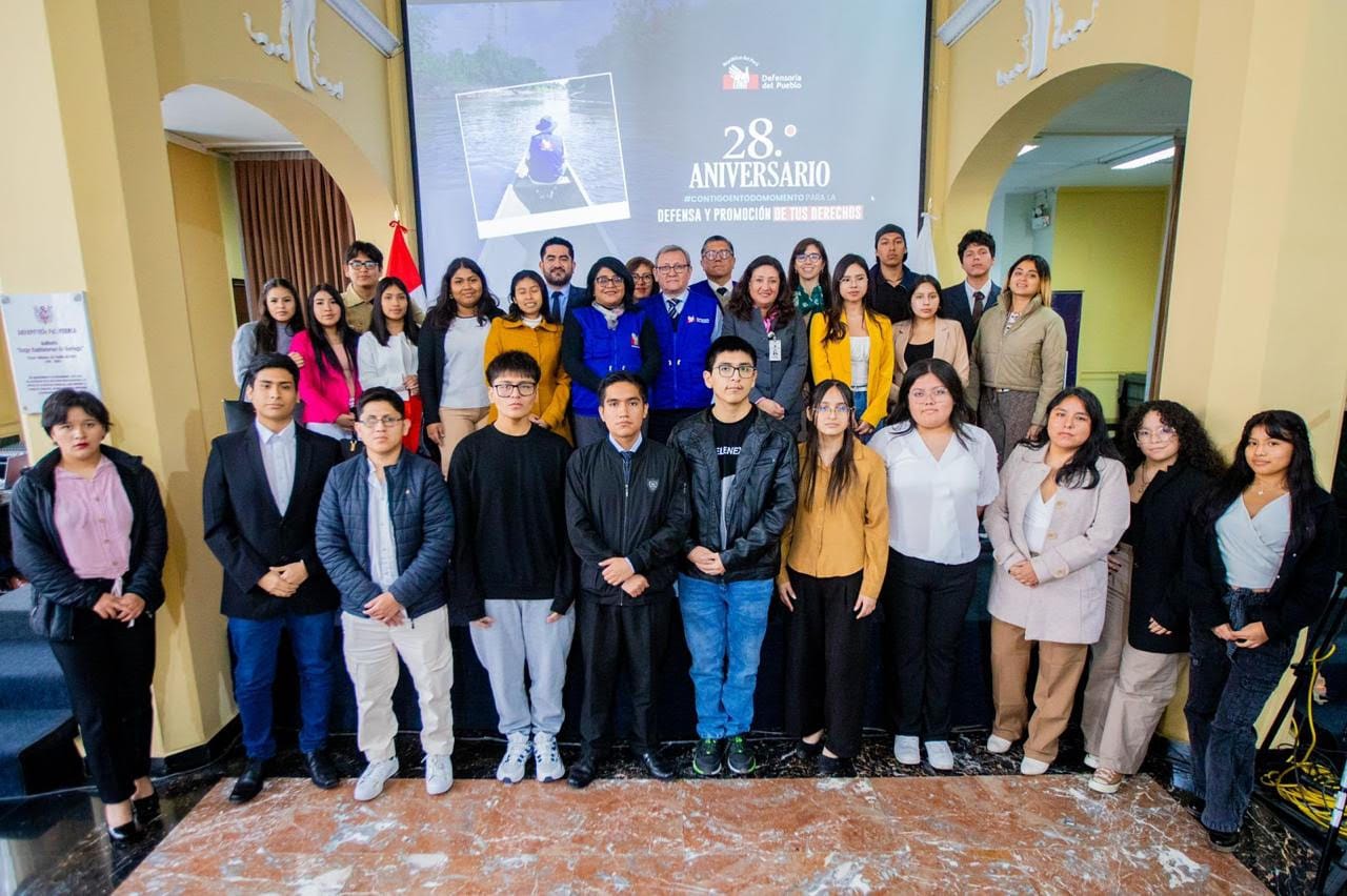 Estudiantes de la Universidad Continental visitan las instalaciones de la Defensoría del Pueblo