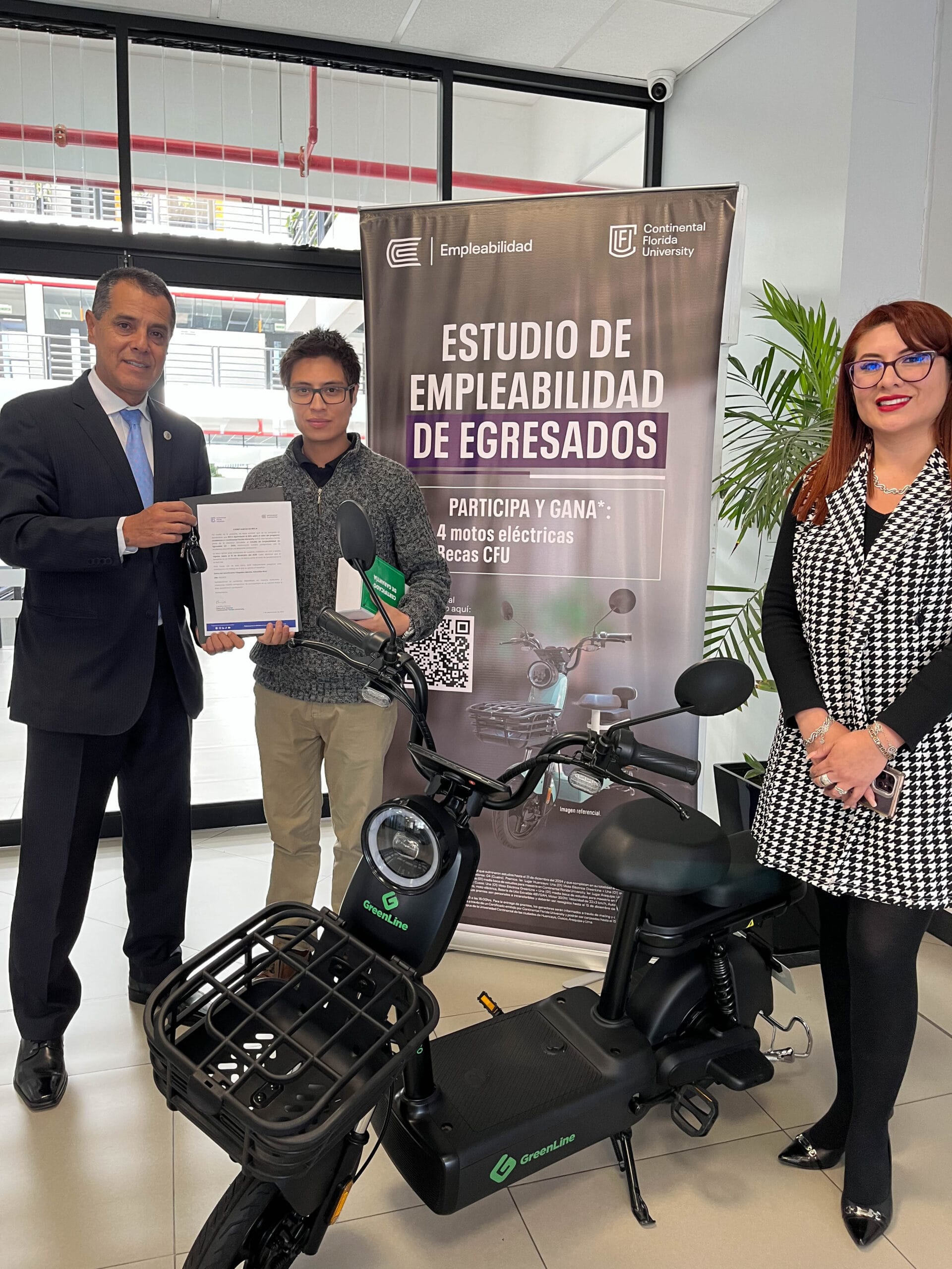 Ganador del sorteo del Estudio de Empleabilidad 2025 Campus Arequipa recibe una moto eléctrica